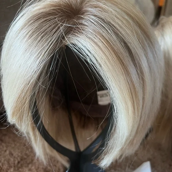 Elegant Raquel Welch lace front wig in Shaded biscuit ( Platinum blonde) - Picture 5 of 9